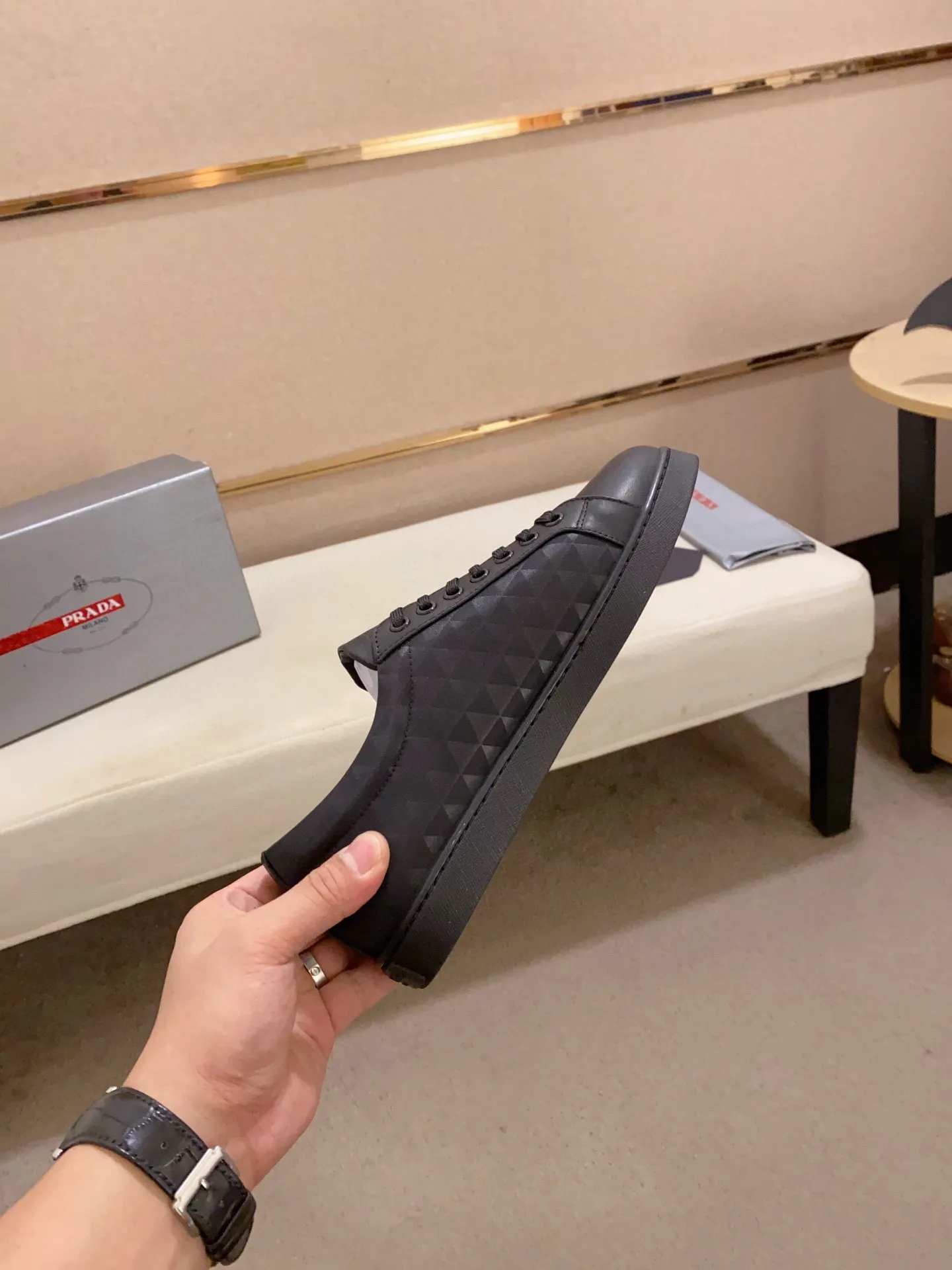 Men's shoes 💰 580💰 ✔️✔️✔️High-quality new PRADA counters are launched at the same time. The new men's shoes and 😘fabrics are selected from first-layer cowhide and are made by pure handicrafts. Lining: Full cowhide lining. 👍🏿 High-end ☄️ air-cushion molded anti-slip rubber outsole, exquisite lines, simple and elegant, comfortable and high-end for leisure travel. Code number: 38 to 44 (45 can be customized)